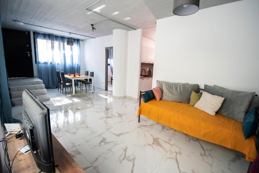- un salon avec un canapé et une télévision dans l'établissement Kolonaki modern flat 1 bedroom 2 pers by MPS, à Athènes
