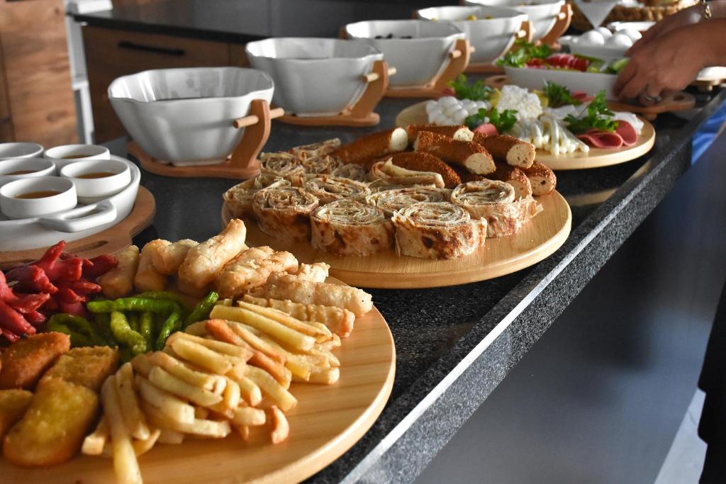 Albayrak Konağı Otel في أماصيا: بوفيه مع اطباق طعام على طاولة