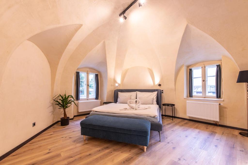 Postel nebo postele na pokoji v ubytování Prague Locals Monastery Apartments
