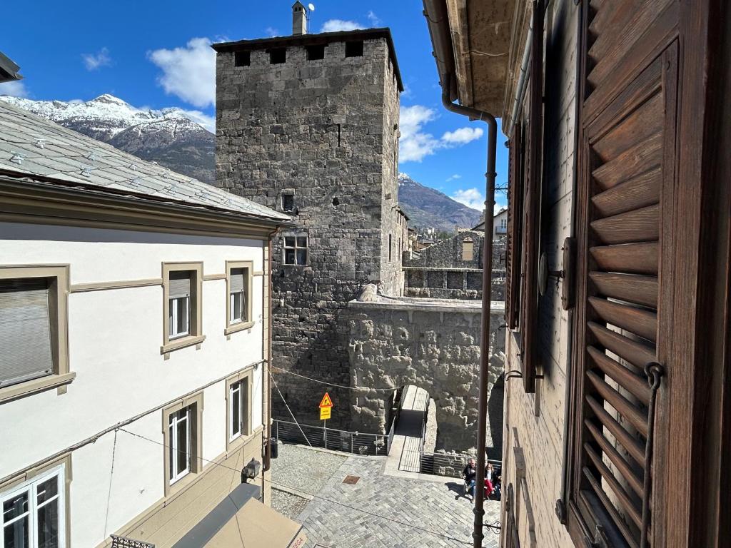 uma vista de um castelo entre dois edifícios em PRAETORIA 60 - Alloggio in Centro Storico - CIR Aosta n 0001 em Aosta
