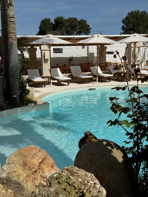 Bazén v ubytování Masseria Messapia Wine Resort & Spa Salento nebo v jeho okolí
