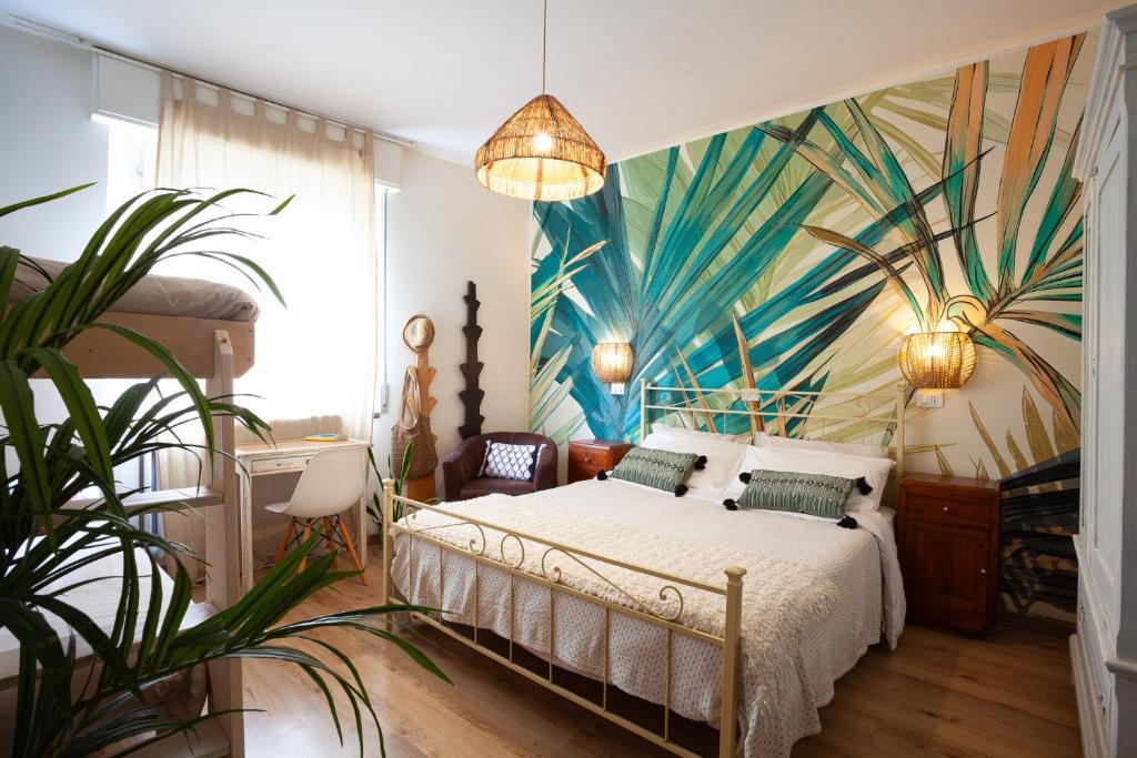 1 dormitorio con 1 cama con un mural tropical en B&B La Volpina en Rímini