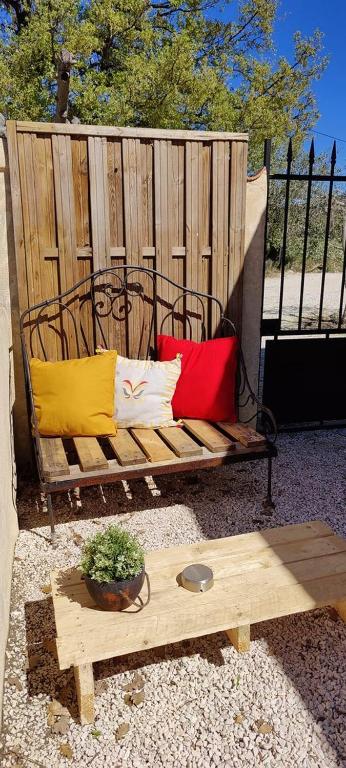- un banc avec 3 oreillers sur la terrasse dans l'établissement Les figues, à Hyères