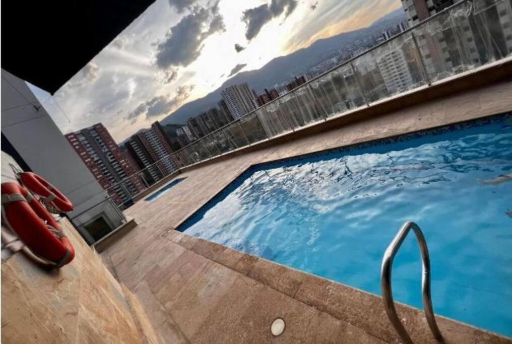 een zwembad aan de zijkant van een gebouw bij El EmAnJe Sabaneta in Sabaneta