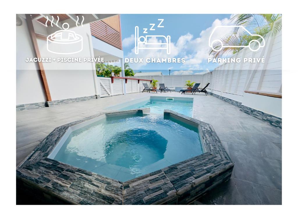 a swimming pool on the side of a building at Villa 2 chambres, Jacuzzi et Piscine in Maximin