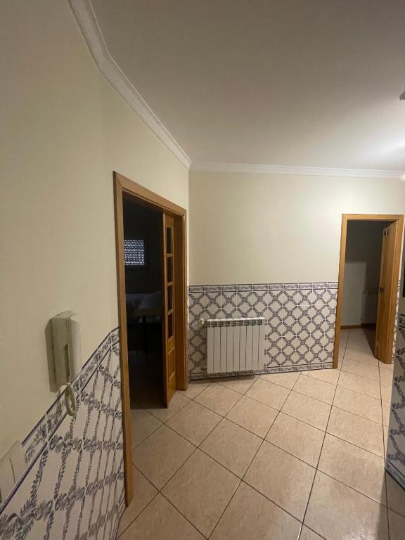 Habitación vacía con puerta y suelo de baldosa en Apartamento na Rua José Reboredo, en Bragança