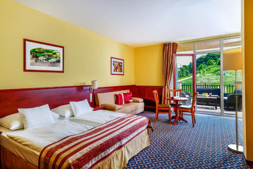 Postel nebo postele na pokoji v ubytování Hotel Kapitany Wellness