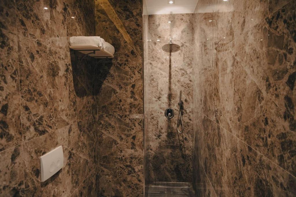 Koupelna v ubytování Atrium Hotel