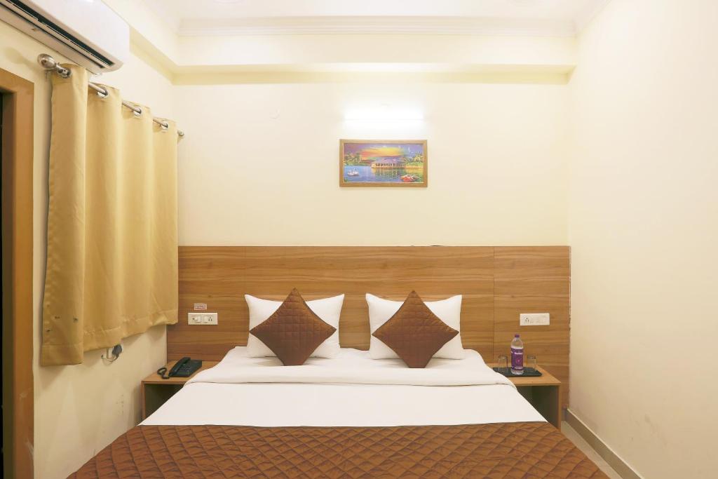 Postel nebo postele na pokoji v ubytování Hotel Lemon Suites & Banquet Noida Sector 62