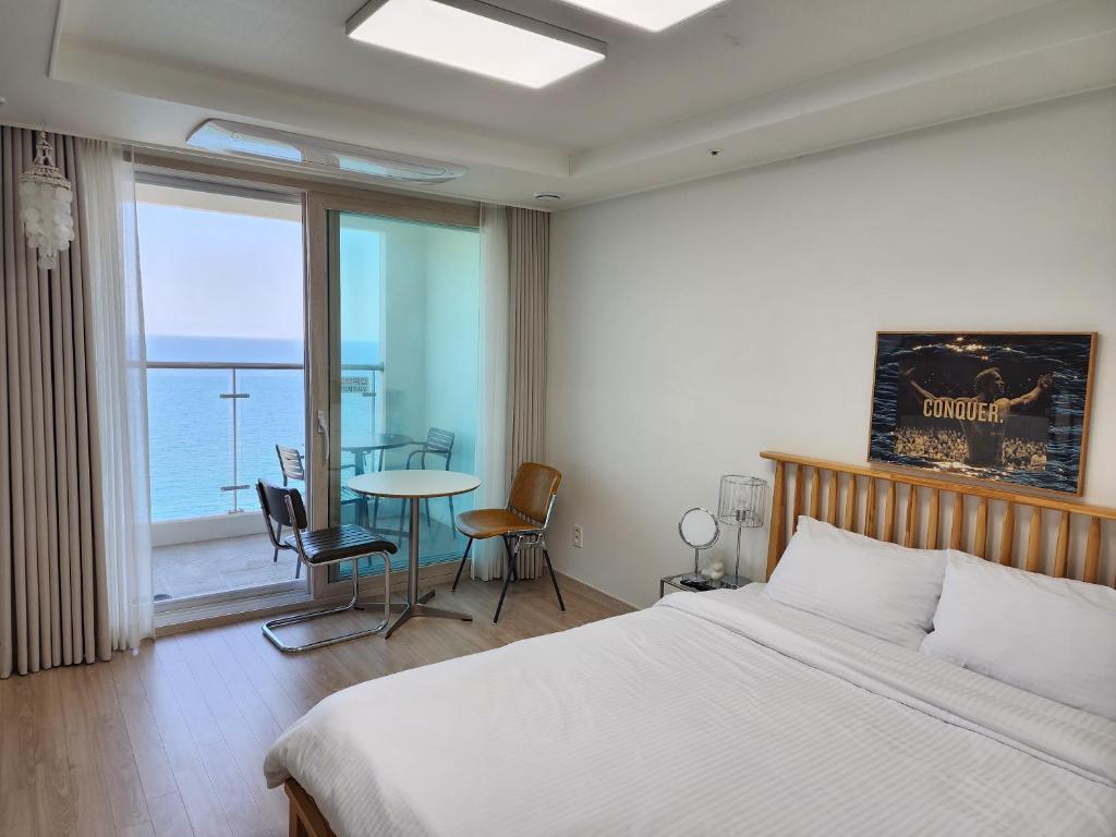 Giường trong phòng chung tại Sokcho Summitbay 1708 "Ocean View"