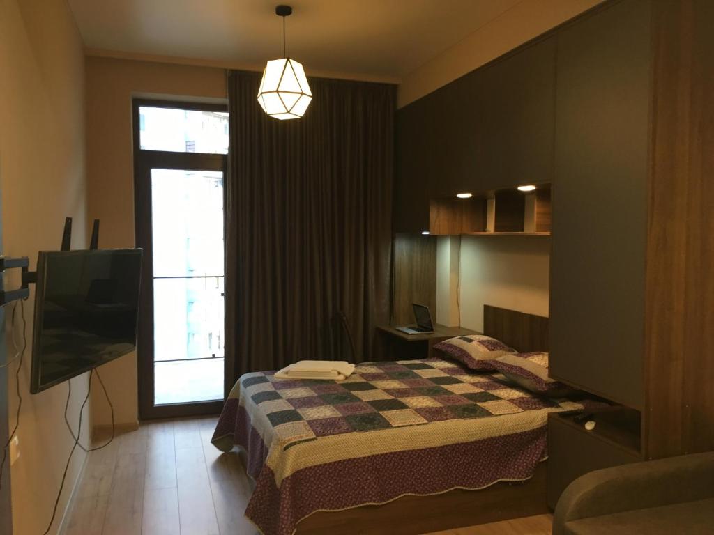 Een bed of bedden in een kamer bij Apartment on Vazha Ivereli St. Tbilisi (I)