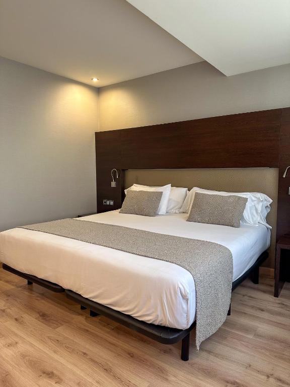 A bed or beds in a room at Turia Granada
