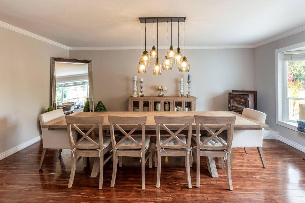 聖荷西的住宿－Silicon Valley Family Oasis 5-bedroom Luxury Home，一间带桌椅的用餐室