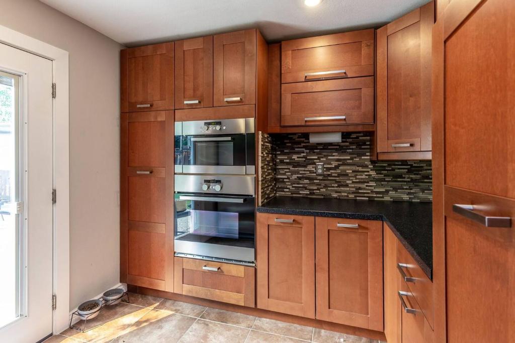 Kuchyň nebo kuchyňský kout v ubytování Silicon Valley Family Oasis 5-bedroom Luxury Home