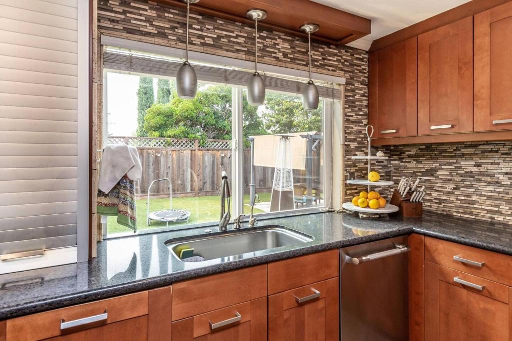 Kuchyň nebo kuchyňský kout v ubytování Silicon Valley Family Oasis 5-bedroom Luxury Home