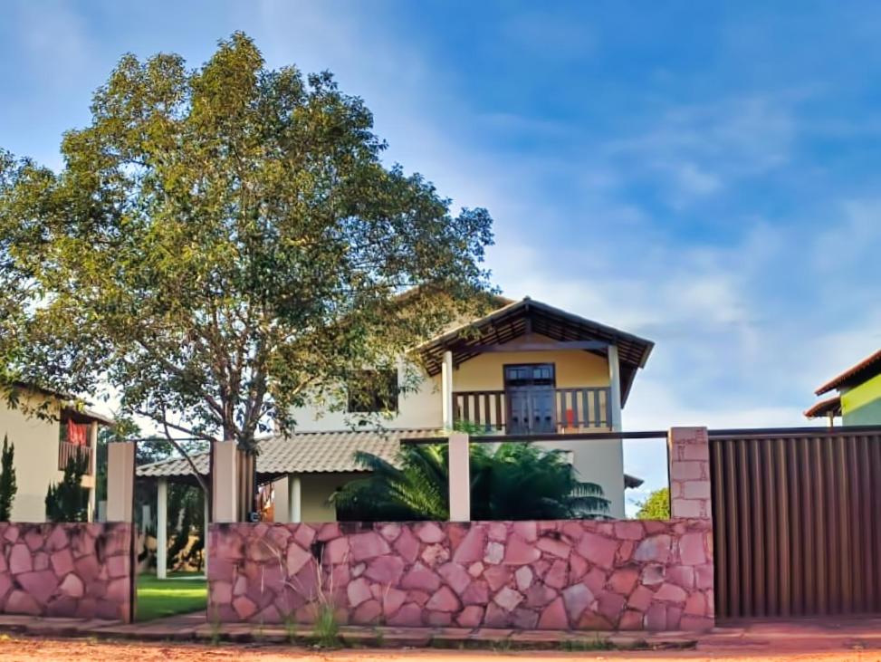 uma casa com uma cerca de pedra em frente em Casa por temporada em Lençóis em Lençóis