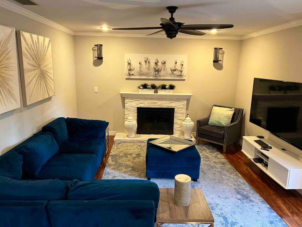 TV a/nebo společenská místnost v ubytování Silicon Valley Family Oasis 5-bedroom Luxury Home