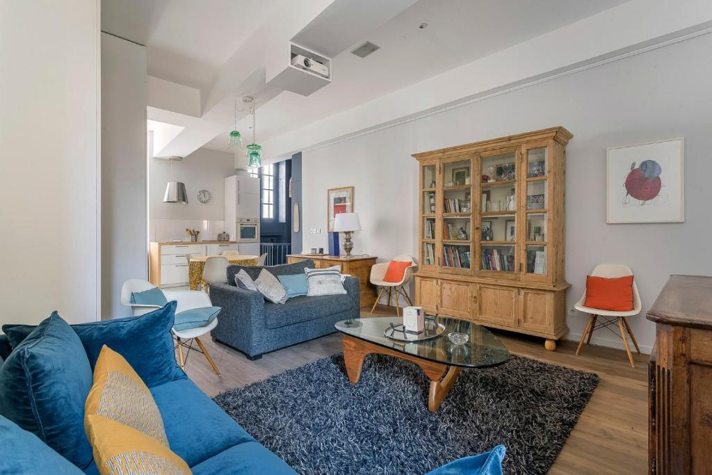 a living room with a blue couch and a table at Appartement 50m² - proche de Bellecour/2 personnes in Lyon