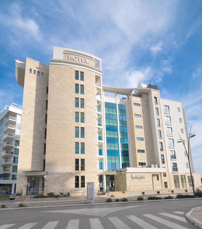 Budova, kde se hotel nachází