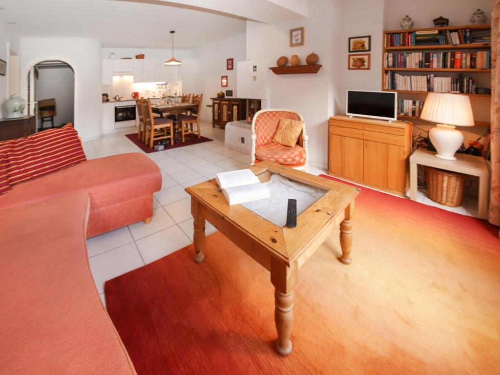 sala de estar con sofá y mesa de centro en Apartment Alpes et Lac 2 by Interhome, en Champex
