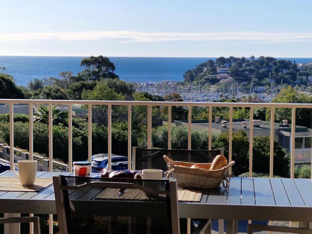 un balcon avec une table et une vue sur l'océan dans l'établissement Apartment Les Mimosas-6 by Interhome, à Cavalaire-sur-Mer