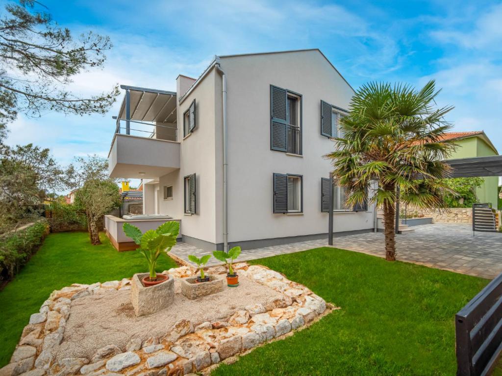an image of a house with a yard at Holiday Home Artatore by Interhome in Mali Lošinj
