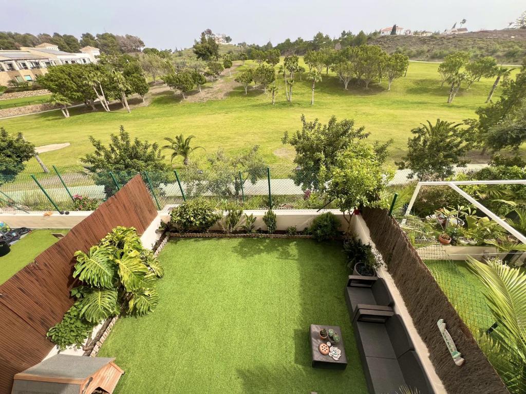 z anteny widok na ogród z trawą i drzewami w obiekcie Baviera Golf Vacations w mieście Vélez-Málaga