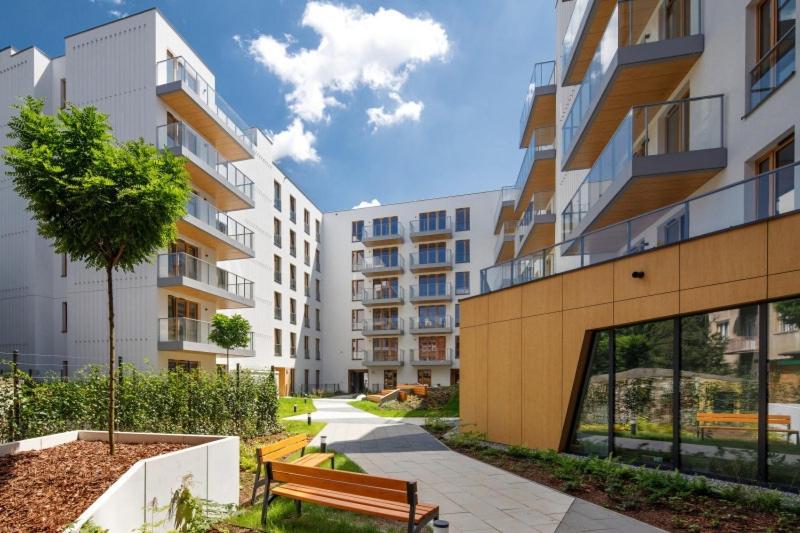 een parkbankje voor een appartementencomplex bij Apartament Orawska in Krakau