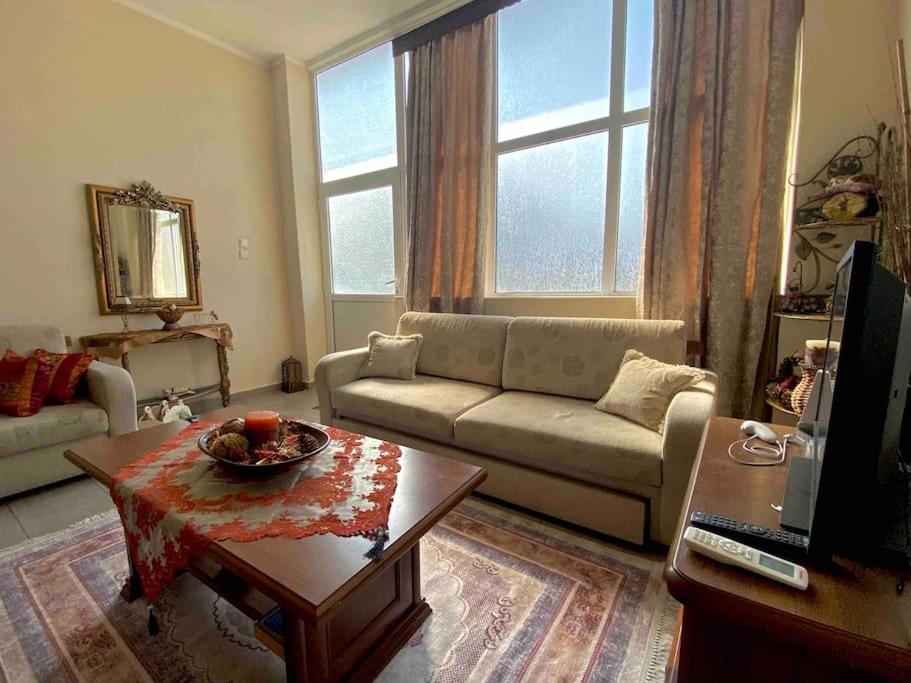a living room with a couch and a table at Ground floor apartment with gym & yard in Paggaio in Próti