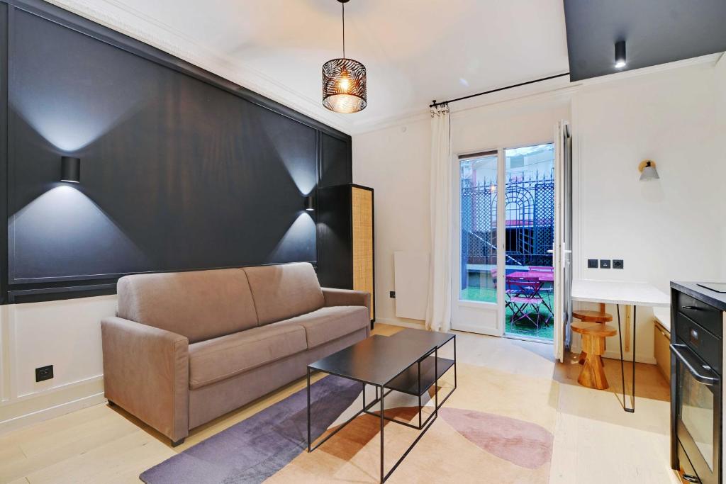 un salon avec un canapé et une table dans l'établissement Chic apartment - 1BR-4P - Trocadero, à Paris
