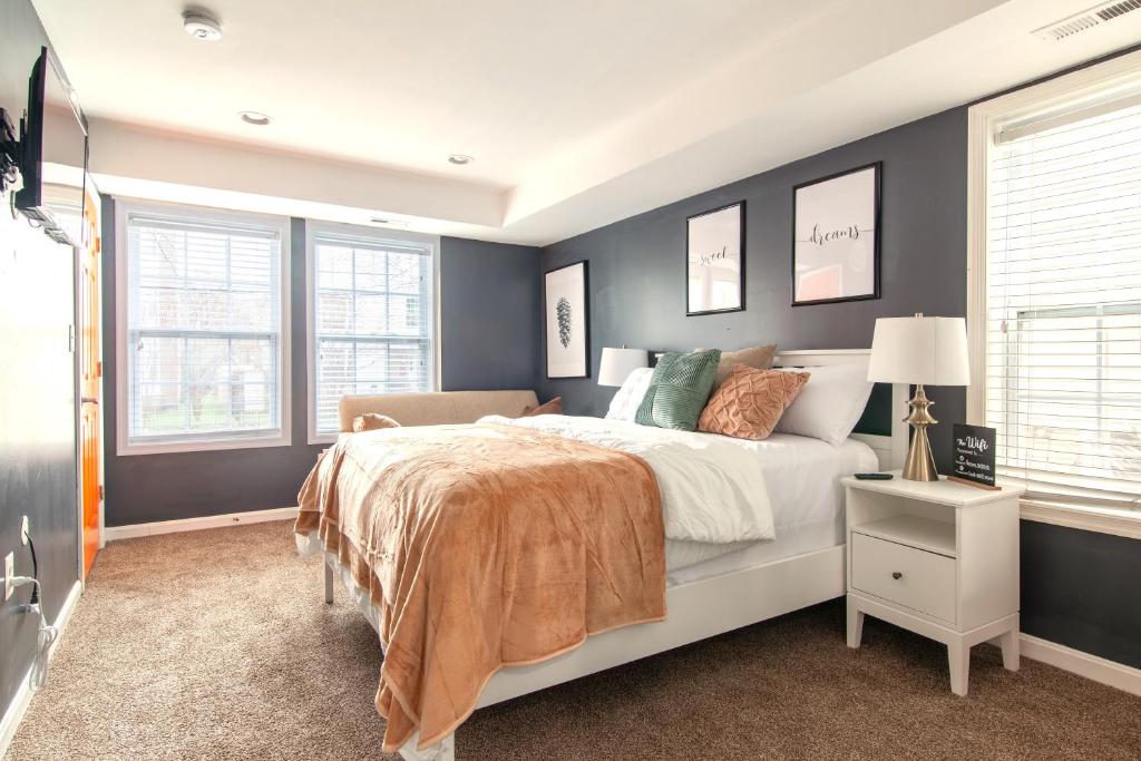 een slaapkamer met een groot bed met blauwe muren bij Luxury & Nice Private Room in DC in Washington