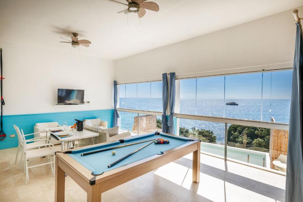 stół bilardowy w salonie z widokiem na ocean w obiekcie Villa Celeste w Cagliari