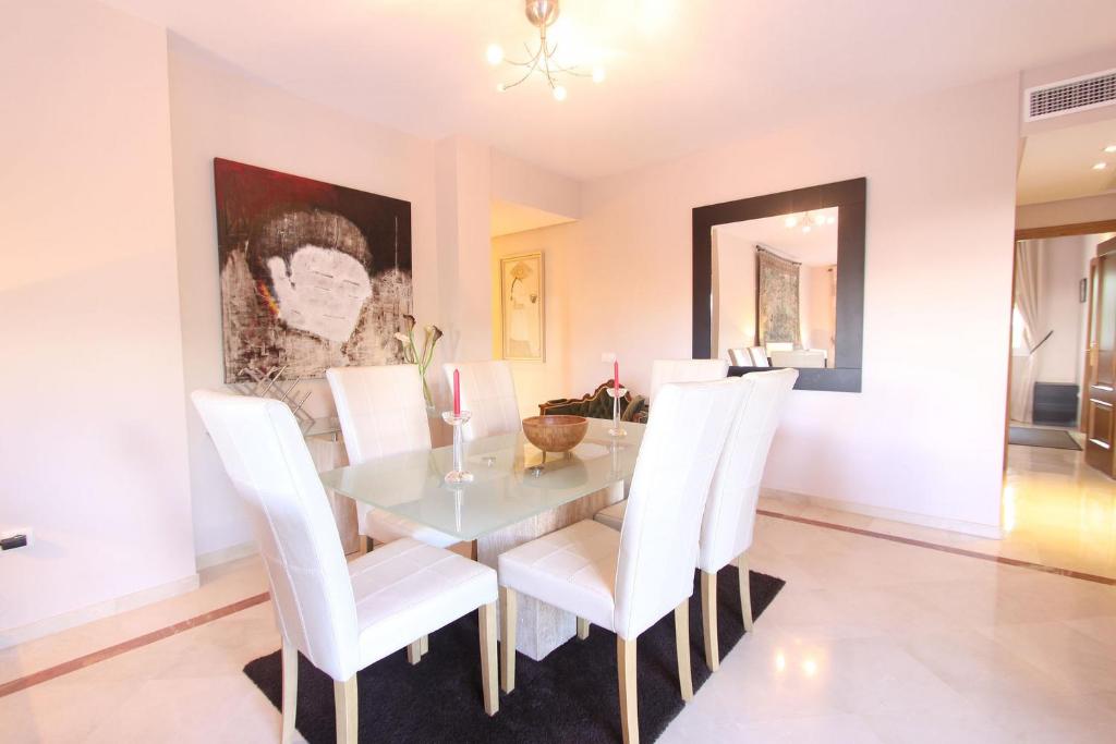 Kép 1126 BEACHFRONT HIGH STANDARD APARTMENT WITH TERRACE szállásáról Esteponában a galériában