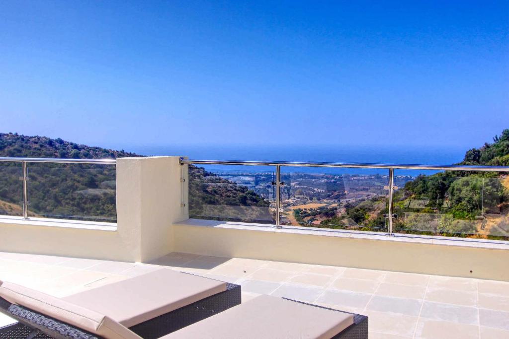een balkon met uitzicht op de oceaan bij 1090 amazing panorama sea view penthouse large terrace heated pool gym in Marbella