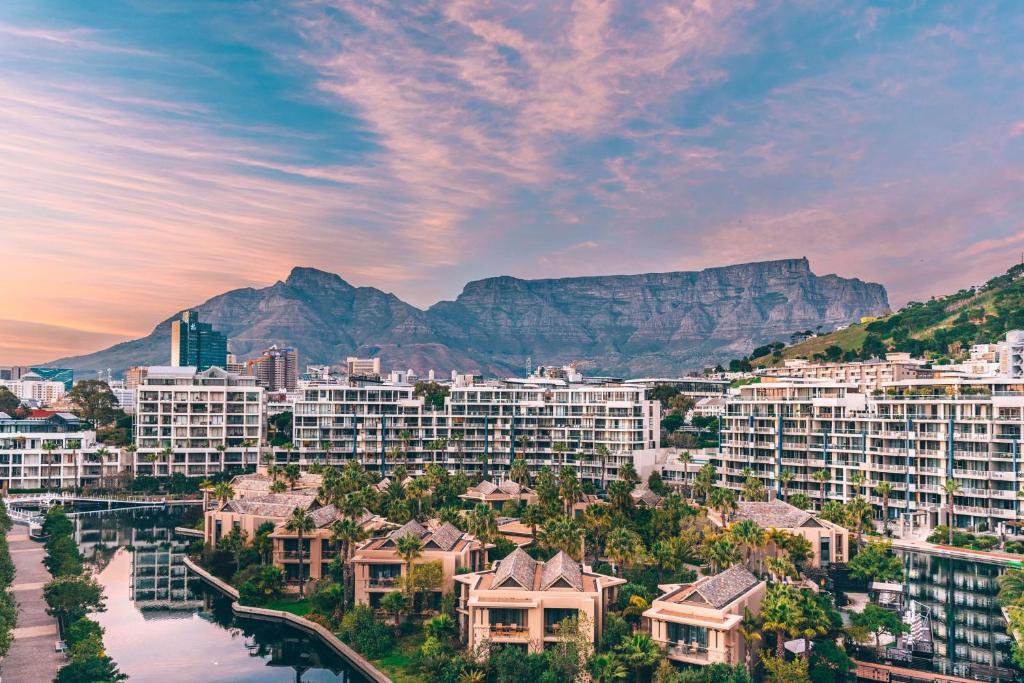 vistas a una ciudad con una montaña en el fondo en One&Only Cape Town, en Ciudad del Cabo