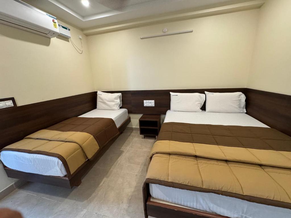 Postel nebo postele na pokoji v ubytování HOTEL DKR GRAND