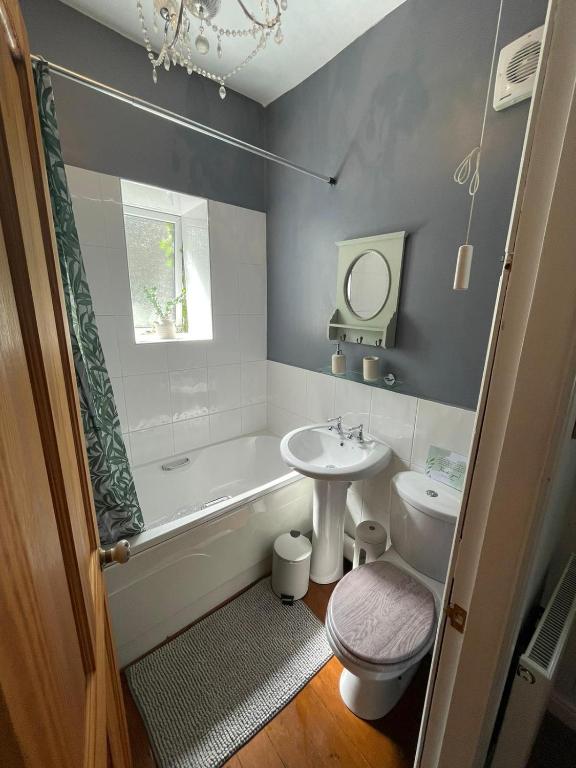 The Little Hideaway - Historic Gem off Haworth Main Street -Log Fire 7