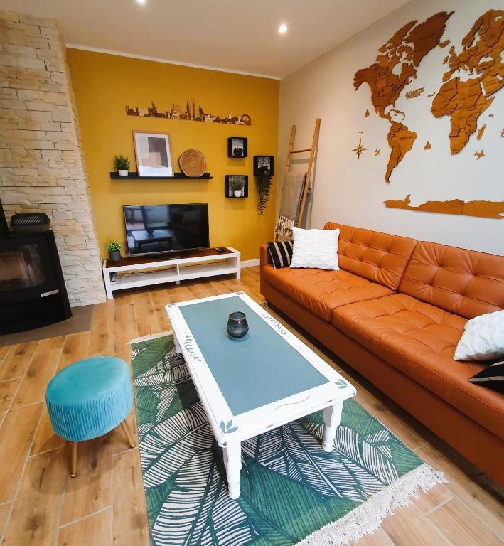 un salon avec un canapé et une table dans l'établissement Le Clos du Mesnielle, à Ochancourt