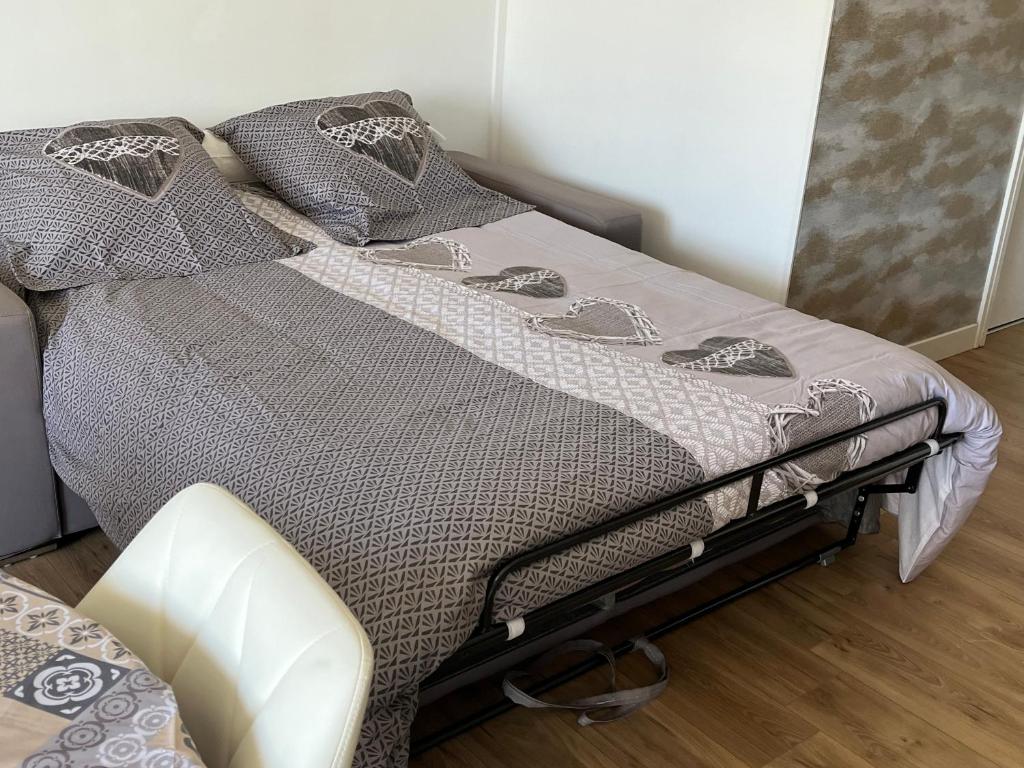 a bed in a room with at Studio cocooning cap d’Agde in Cap d'Agde