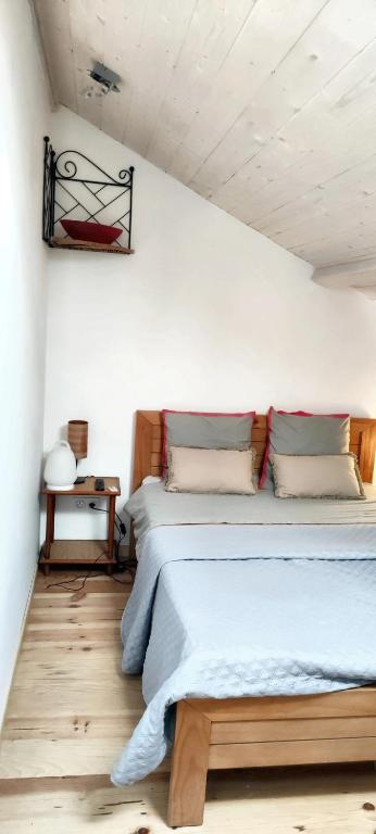 Llit o llits en una habitaci&oacute; de Maison de 2 chambres avec jardin clos et wifi a Les Leches