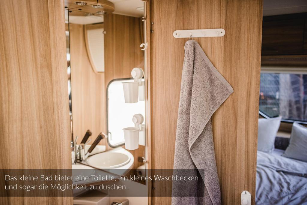 Postel nebo postele na pokoji v ubytování Strandbad Steckborn mit Herberge, Camping & Glamping