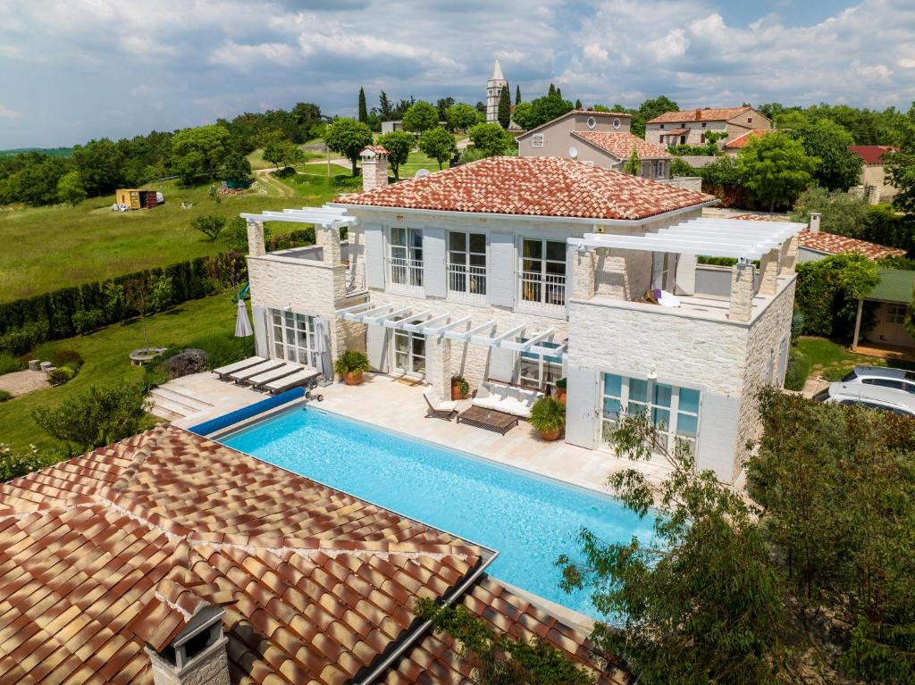 een luchtfoto van een huis met een zwembad bij Villa Moonlight in Poreč