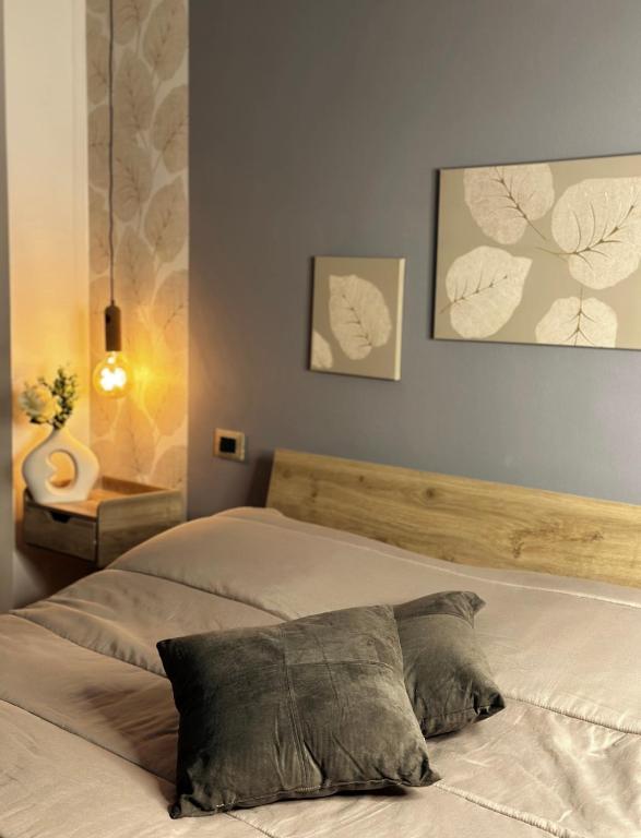1 dormitorio con 2 camas individuales y mesa en Il Bollore House en Bagni San Filippo