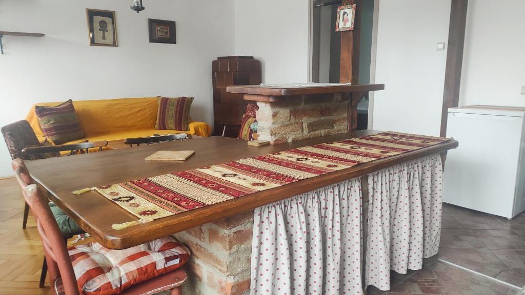 Vintage & Cozy Apartment في فاراجدين: طاولة عليها بطانية في غرفة المعيشة
