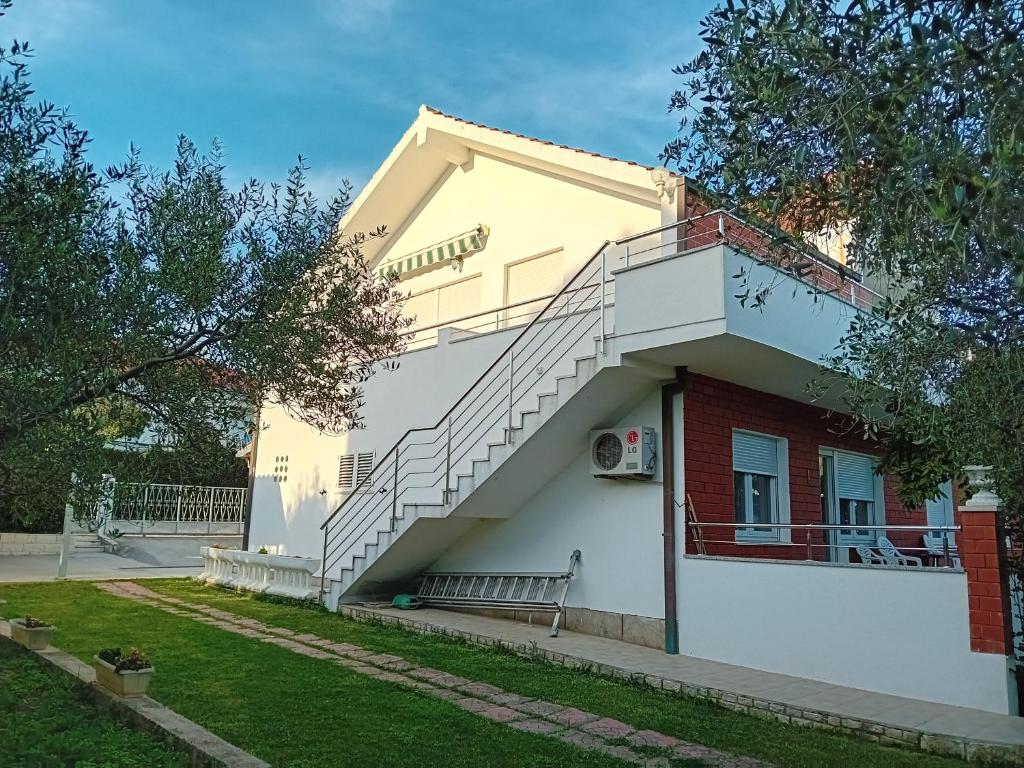 Budova, v ktorej sa apartmán nachádza
