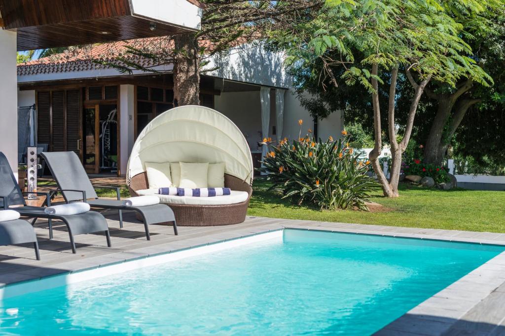 een achtertuin met een zwembad en een vuurplaats bij Villa Serenity in Valsequillo