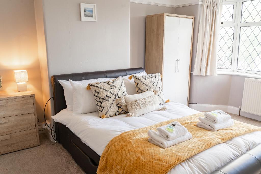 - une chambre avec un lit et 2 serviettes dans l'établissement Spacious 4 bed Edwardian home in Chester - Sleeps up to 7, à Chester