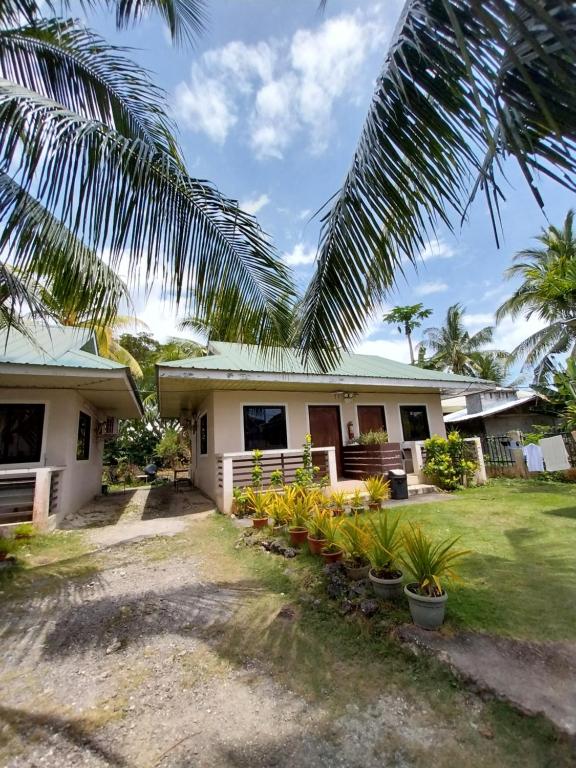 Um jardim no exterior de TAVERN ROOMS FOR RENT