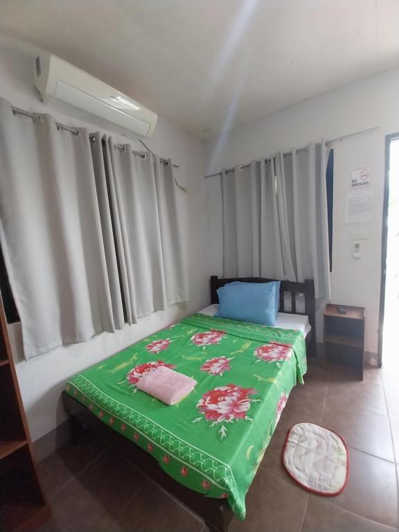 Uma cama ou camas num quarto em TAVERN ROOMS FOR RENT