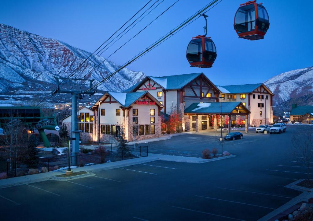 um passeio de gôndola sobre uma cidade com uma montanha em Hotel Glenwood Springs em Glenwood Springs